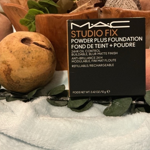 MAC Studio Fix Powder Plus Foundation - C8 - Picture 1 of 7